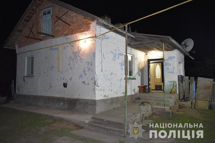 2 мая в селе Глещава участник АТО смертельно ранил ножом одного из нападавших на дом/ фото Нацполіції 2 мая в селе Глещава участник АТО смертельно ранил ножом одного из нападавших на дом/ фото Нацполіції