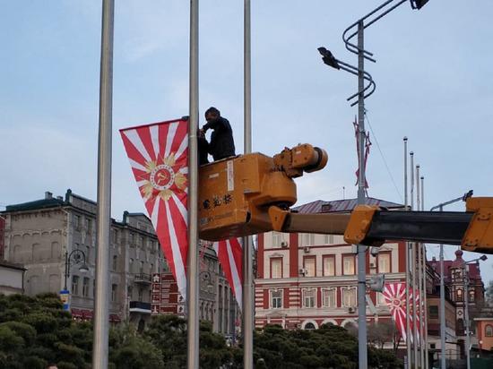 Владивосток до Дня перемоги прикрасили схожими на символ ВМС Японії прапорами / фото Вадим Чухрій / Facebook Владивосток до Дня перемоги прикрасили схожими на символ ВМС Японії прапорами / фото Вадим Чухрій / Facebook