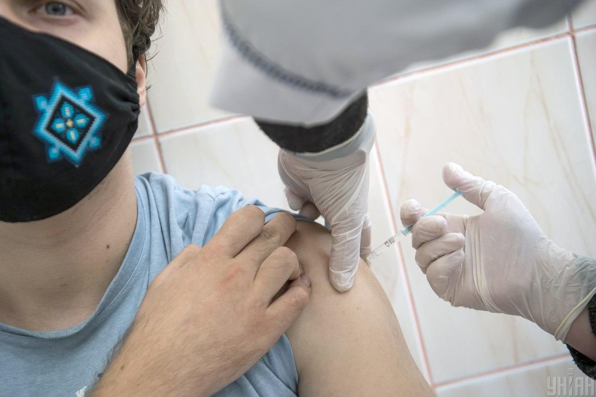 Продолжается вакцинация тех, кто вошел в I и II этапы / фото УНИАН, Владислав Мусиенко