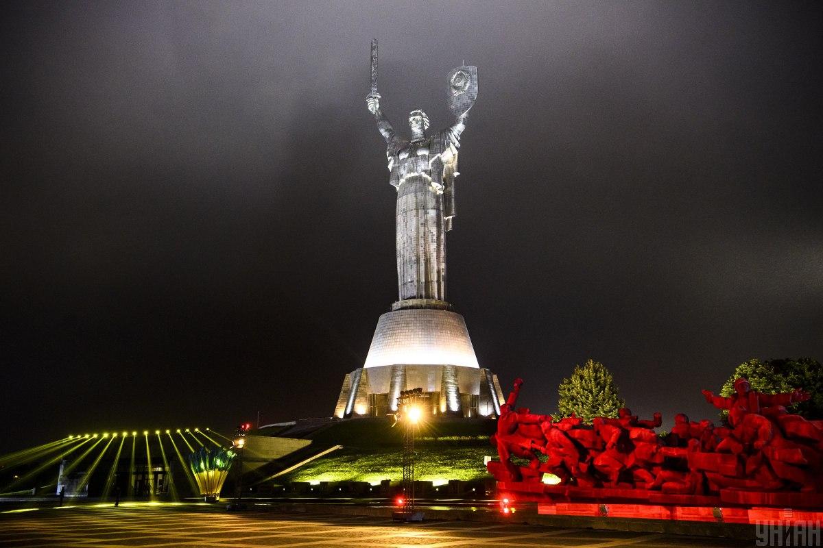 Українців просять визначити долю "Батьківщини-Мати" через голосування в "Дії" / фото УНІАН, Мусієнко Владислав, POOL Українців просять визначити долю "Батьківщини-Мати" через голосування в "Дії" / фото УНІАН, Мусієнко Владислав, POOL