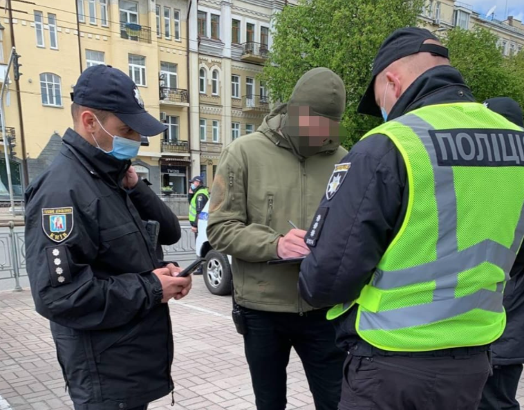 В Киеве составили протокол на подростка-провокатора / Нацполіція В Киеве составили протокол на подростка-провокатора / Нацполіція