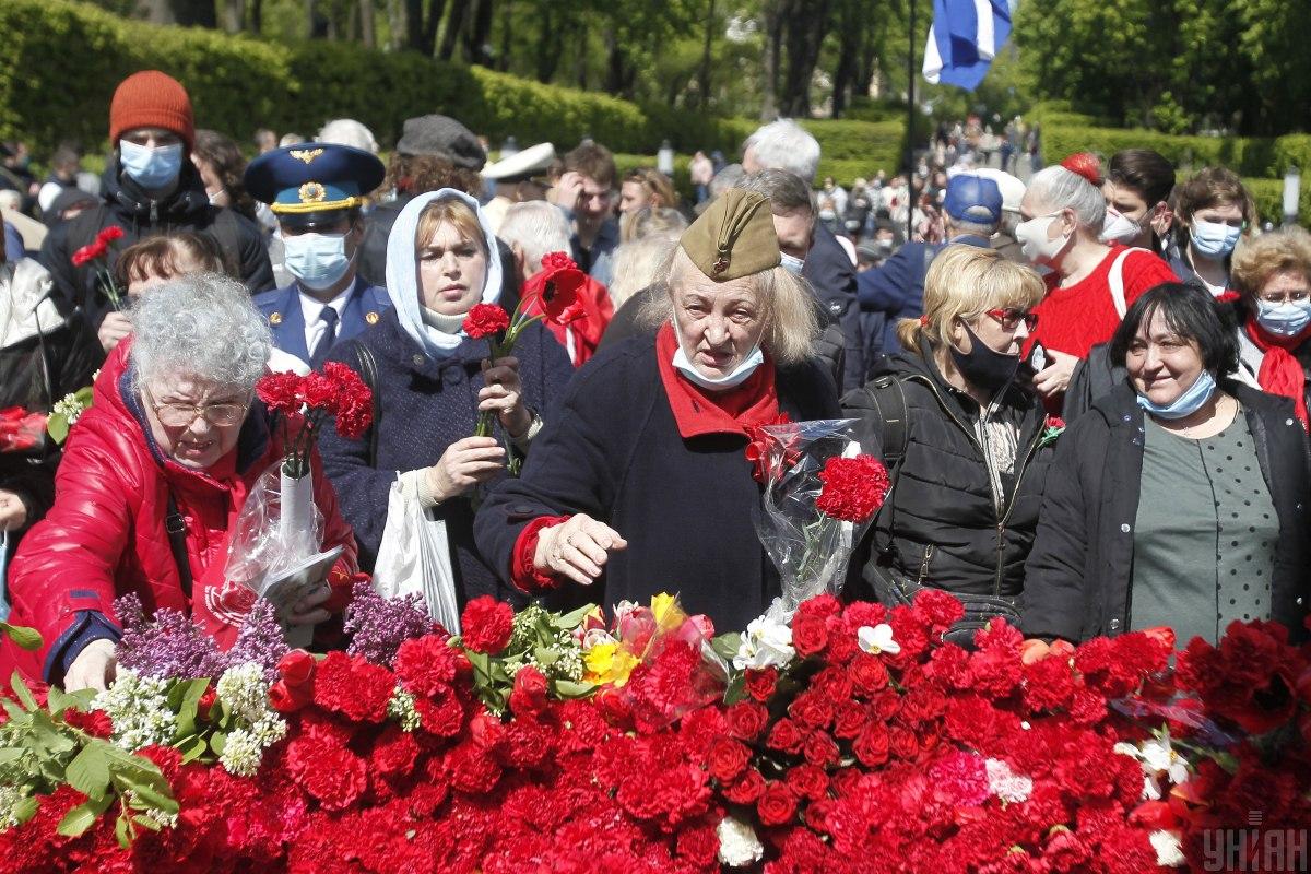 Більша частина повідомлень в поліцію стосувалася використання комуністичної символіки / фото УНІАН Більша частина повідомлень в поліцію стосувалася використання комуністичної символіки / фото УНІАН