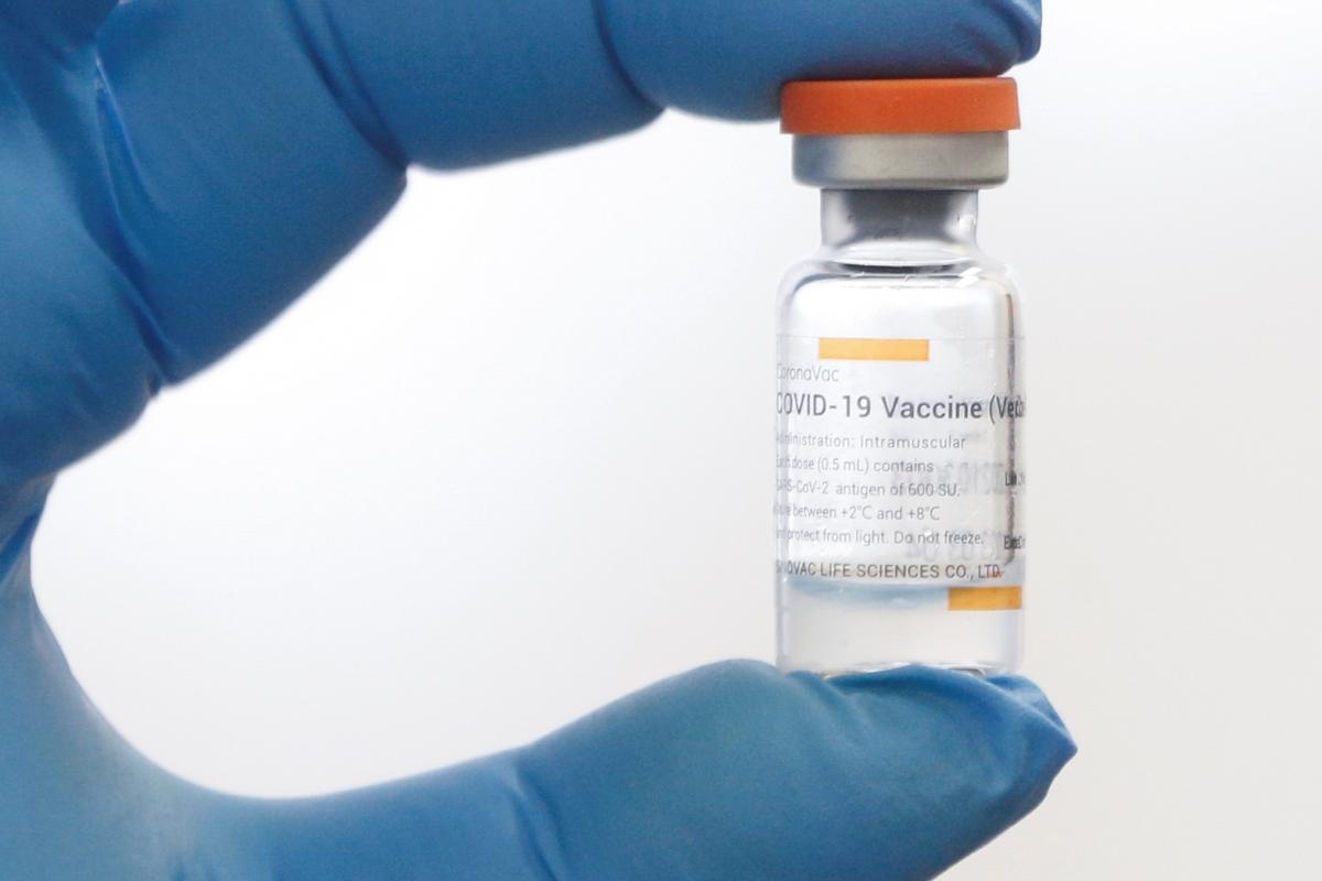 Украина подписала контракт на поставку 1,9 млн вакцины CoronaVac / фото REUTERS