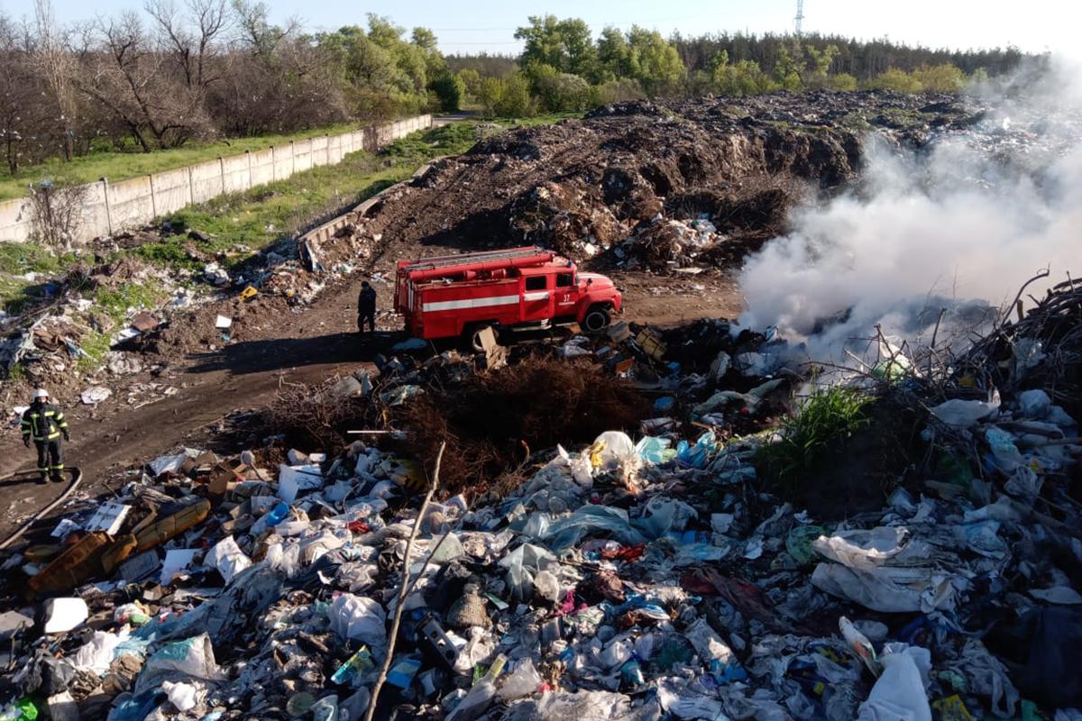 Пожежа на сміттєзвалищі у Дніпропетровській області / фото dsns.gov.ua Пожежа на сміттєзвалищі у Дніпропетровській області / фото dsns.gov.ua