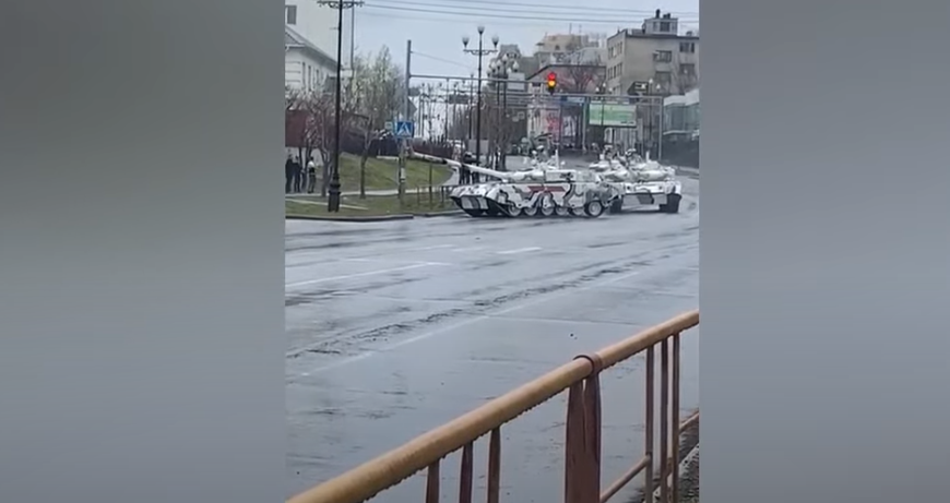 У Росії танк врізався у світлофор / скріншот У Росії танк врізався у світлофор / скріншот