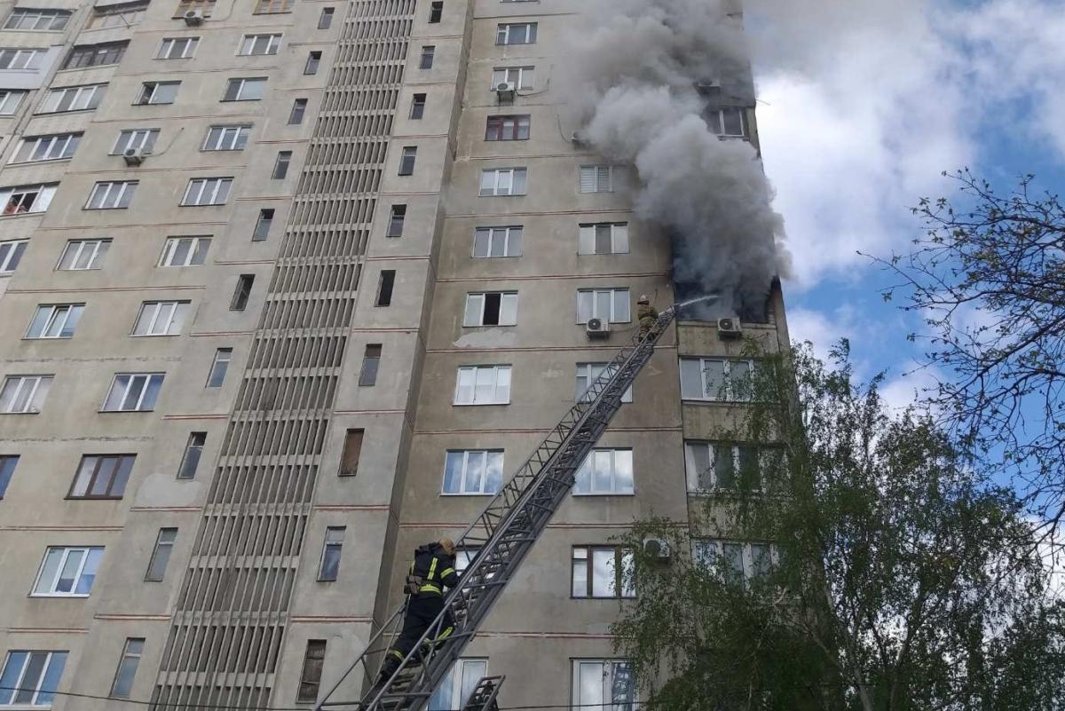 У Харкові горіла багатоповерхівка: людей довелося евакуювати (фото) У Харкові горіла багатоповерхівка: людей довелося евакуювати (фото)
