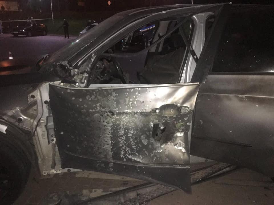 BMW Х5 обстріляли з гранатомета / фото facebook.com/frankivsk.police BMW Х5 обстріляли з гранатомета / фото facebook.com/frankivsk.police