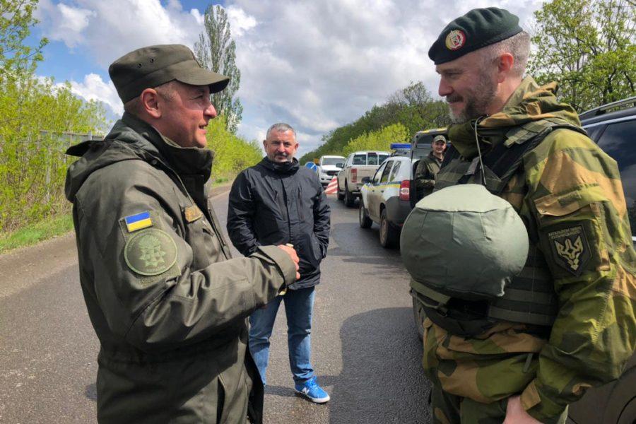 Делегация посетила один из блокпостов и ознакомилась с порядком перемещения через него / mvs.gov.ua Делегация посетила один из блокпостов и ознакомилась с порядком перемещения через него / mvs.gov.ua