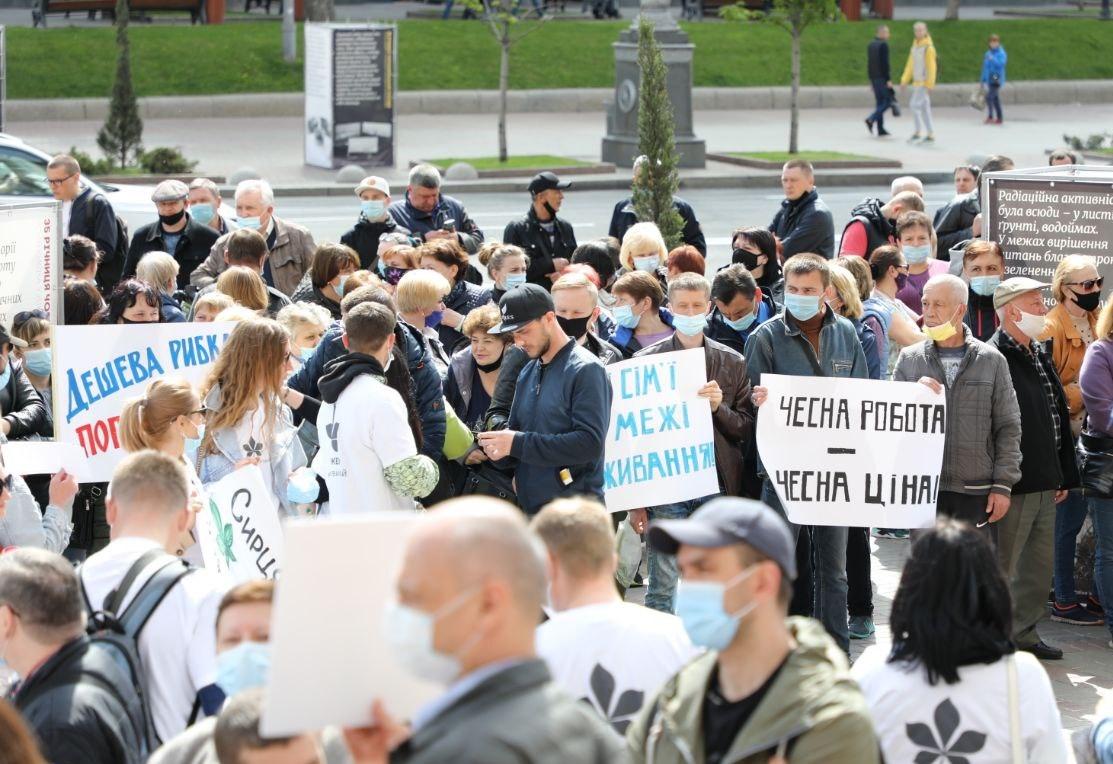 Під Київрадою працівники комунального транспорту вимагають підвищити вартість проїзду до 25 гривень Під Київрадою працівники комунального транспорту вимагають підвищити вартість проїзду до 25 гривень