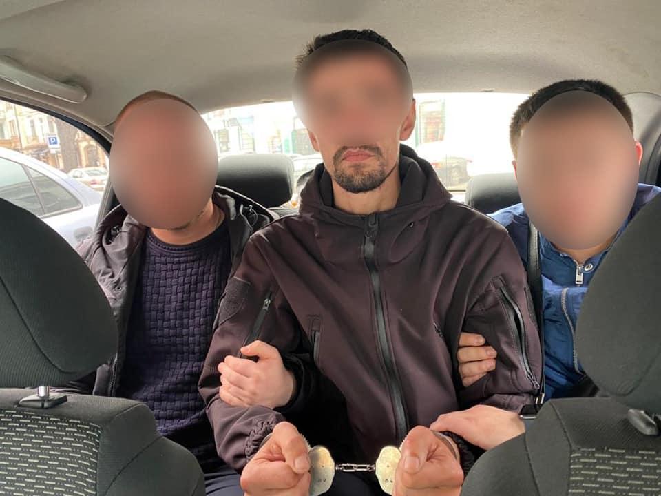 Чоловіка оперативники затримали вже в Одесі / Андрій Нєбитов, Facebook Чоловіка оперативники затримали вже в Одесі / Андрій Нєбитов, Facebook