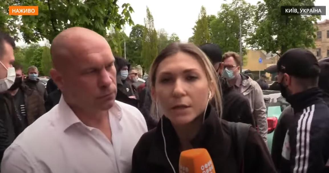 Кива координував "людей у чорному" біля Печерського райсуду / Скріншот Кива координував "людей у чорному" біля Печерського райсуду / Скріншот