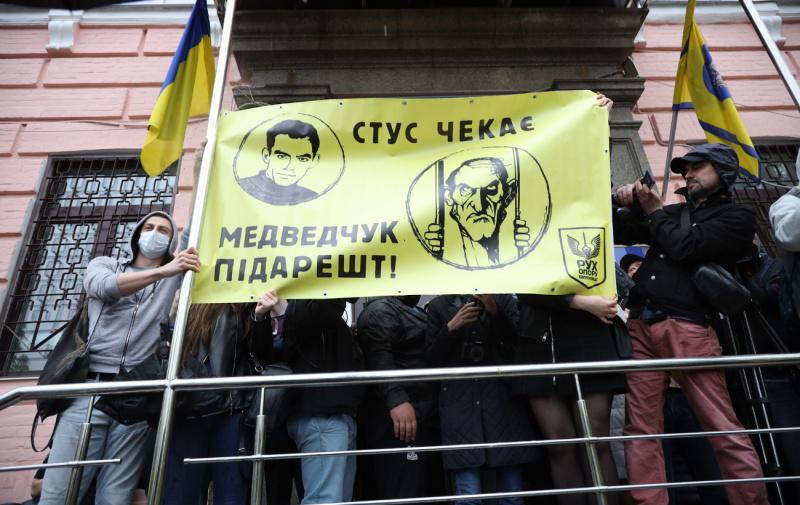 Плакат принесли учасники акції під Печерським судом / фото "РБК-Україна" Плакат принесли учасники акції під Печерським судом / фото "РБК-Україна"