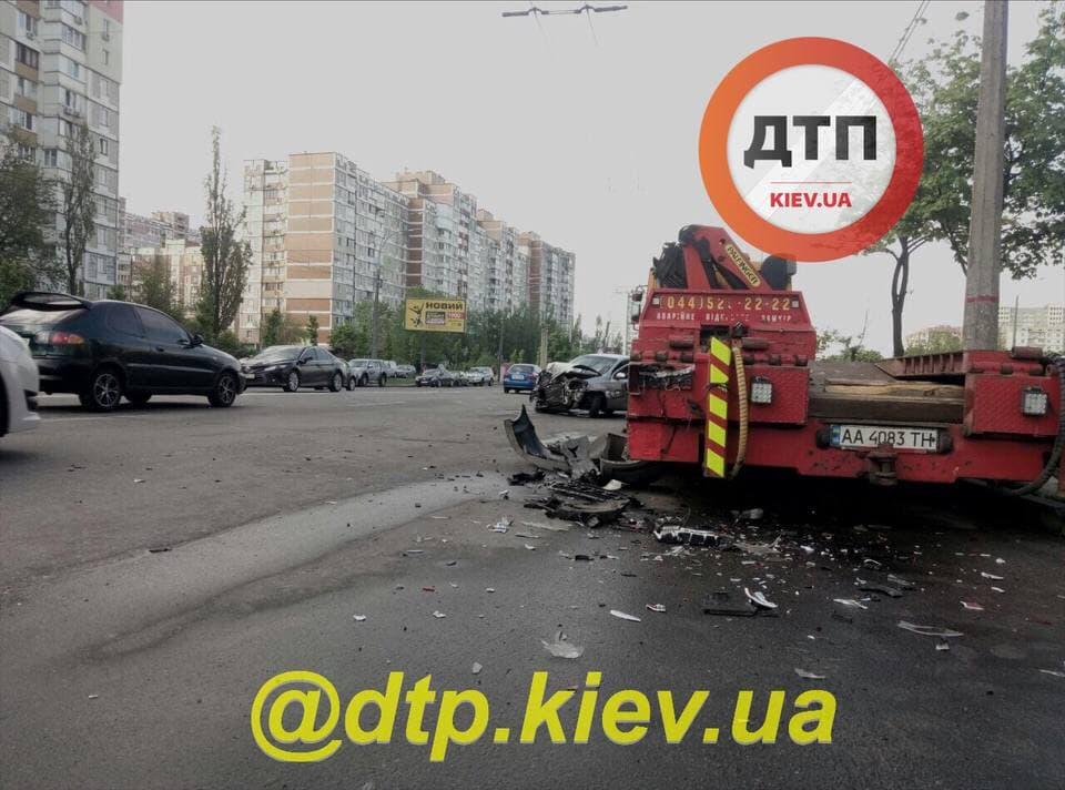 У Києві Chevrolet врізався у припаркований тягач Mercedes / фото t.me/dtpkievua У Києві Chevrolet врізався у припаркований тягач Mercedes / фото t.me/dtpkievua