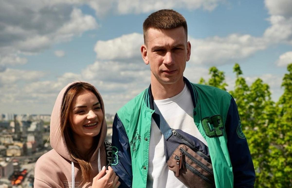 Закохані Олександр та Вікторія відмовились знімати ланцюги / фото instagram.com/wecontacted Закохані Олександр та Вікторія відмовились знімати ланцюги / фото instagram.com/wecontacted