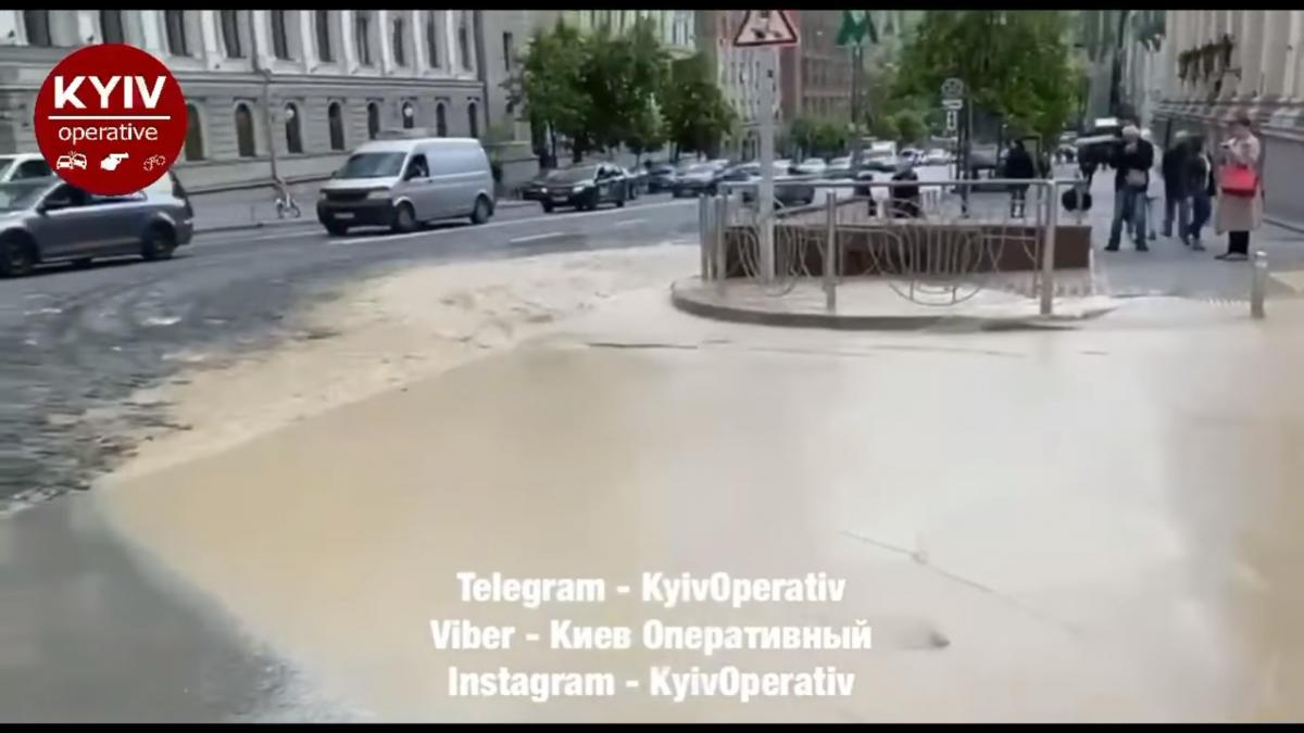 Инцидент произошел возле метро Театральная / скриншот из видео Инцидент произошел возле метро Театральная / скриншот из видео