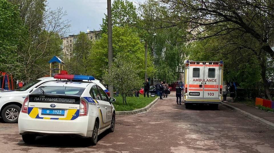 В Чернигове патрульные застрелили 44-летнего мужчину, который угрожал зарезать ножом свою сожительницу / фото cheline.com.ua В Чернигове патрульные застрелили 44-летнего мужчину, который угрожал зарезать ножом свою сожительницу / фото cheline.com.ua