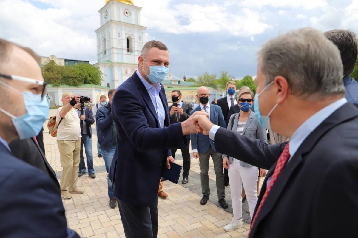 Кличко зустрівся з головою Представництва ЄС на відкритті Дня Європи в Україні Кличко зустрівся з головою Представництва ЄС на відкритті Дня Європи в Україні