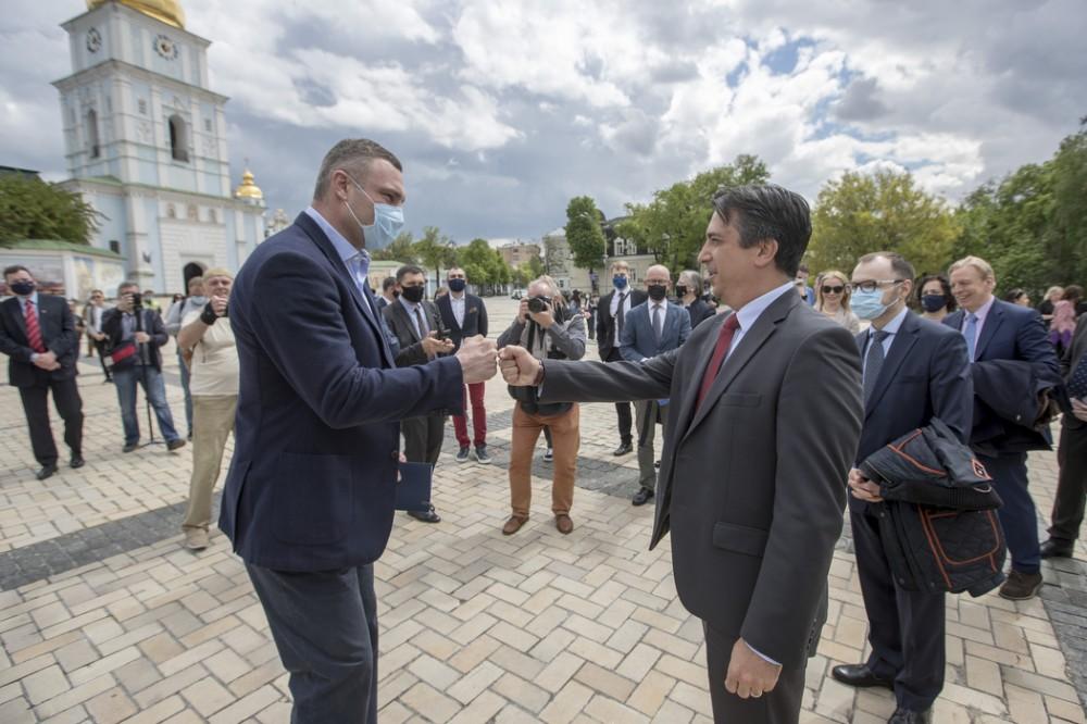 Кличко зустрівся з головою Представництва ЄС на відкритті Дня Європи в Україні Кличко зустрівся з головою Представництва ЄС на відкритті Дня Європи в Україні