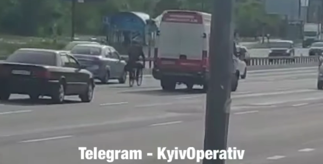 Велосипедист їхав у третій смузі / скріншот Велосипедист їхав у третій смузі / скріншот