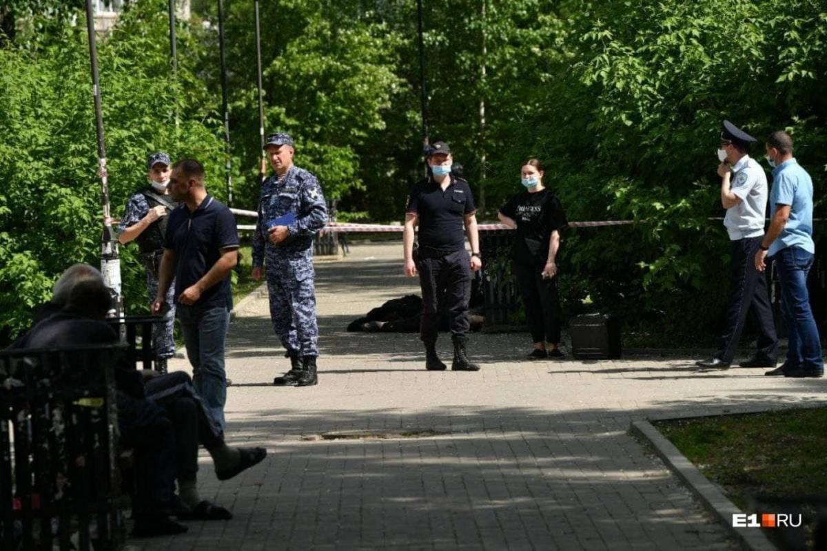 У Єкатеринбурзі невідомий з ножем напав на людей у парку / скріншот відео У Єкатеринбурзі невідомий з ножем напав на людей у парку / скріншот відео