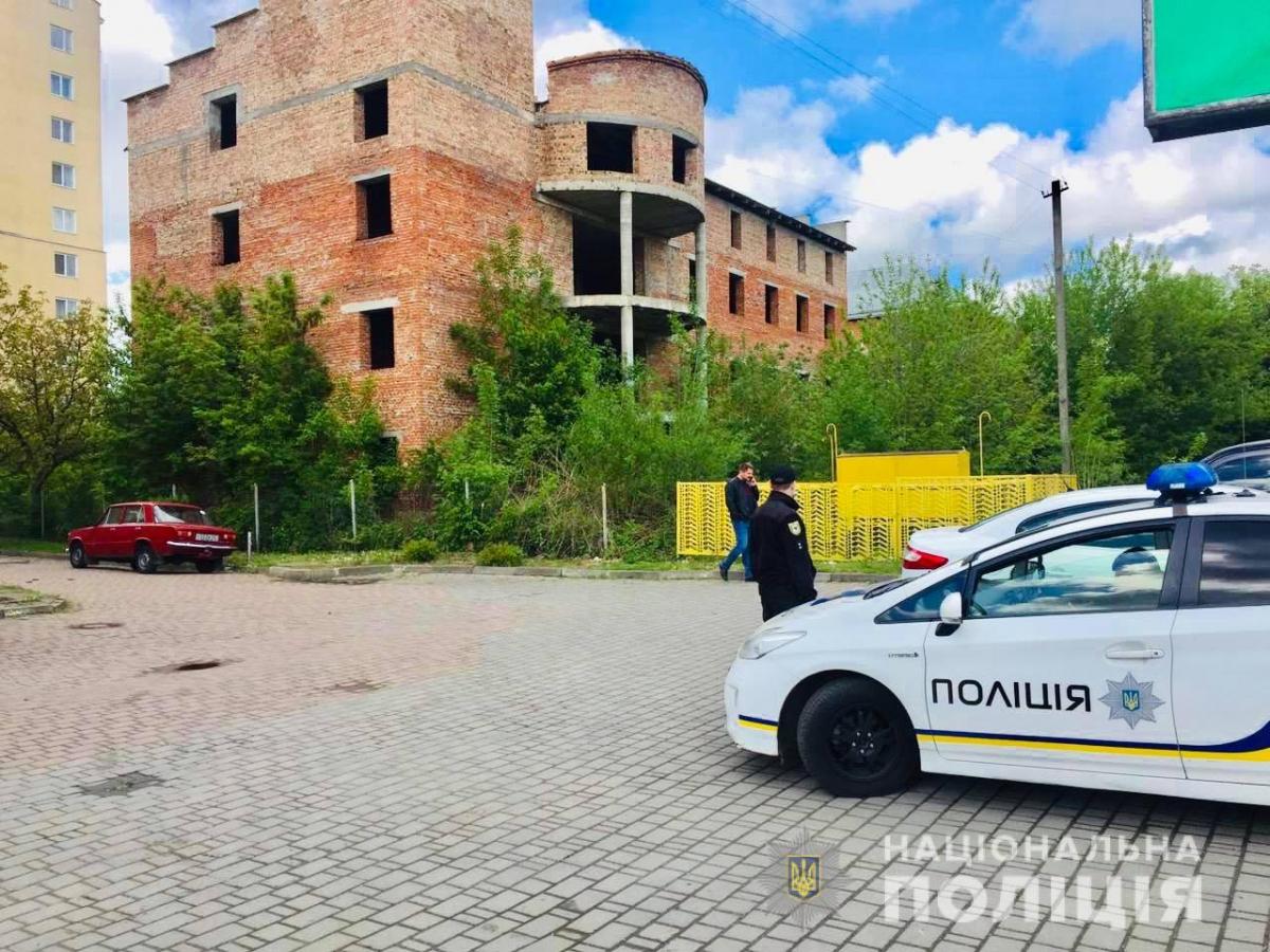 В ліфтовій шахті недобудови знайшли тіла двох людей / фото Нацполіція В ліфтовій шахті недобудови знайшли тіла двох людей / фото Нацполіція