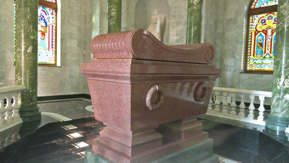 У мавзолеї будуть встановлені позолочені скульптури Яковишина / фото Суспільне