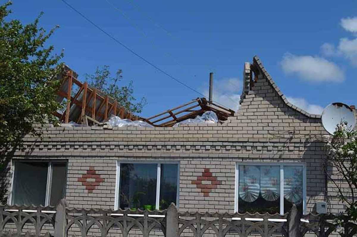 Со зданий сорвало крыши / Фото khersonci.com.ua Со зданий сорвало крыши / Фото khersonci.com.ua