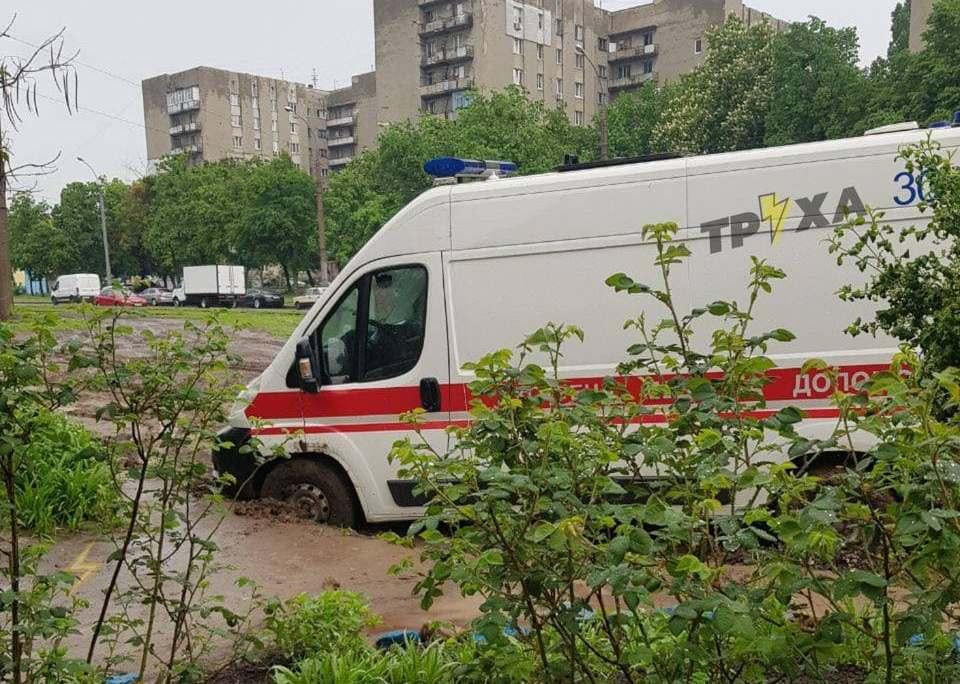 У Харкові посеред міста швидка застрягла у багні / фото t.me/truexanews У Харкові посеред міста швидка застрягла у багні / фото t.me/truexanews