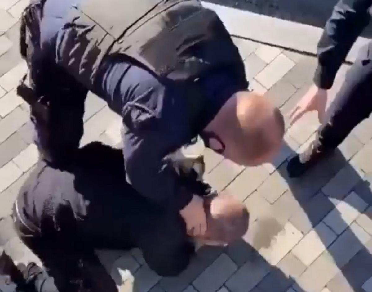 Коп накинувся на хлопця під час виклику / Скріншот Коп накинувся на хлопця під час виклику / Скріншот