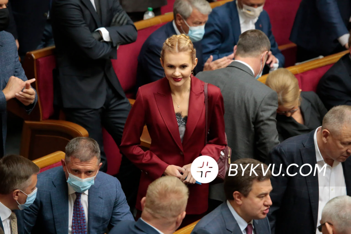 Депутат Скороход пришла в Раду в красном костюме с поджиганием парламента / фото "Буквы" Депутат Скороход пришла в Раду в красном костюме с поджиганием парламента / фото "Буквы"