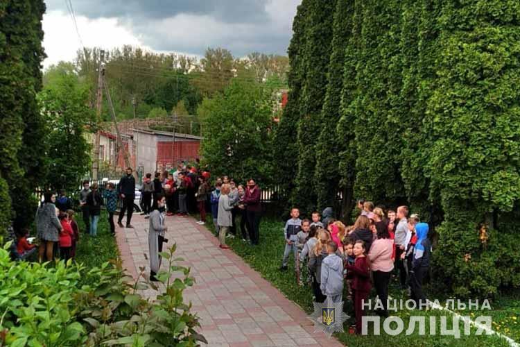 Через повідомлення про вибухівку на Тернопільщині евакуювали школу / фото Національної поліції Через повідомлення про вибухівку на Тернопільщині евакуювали школу / фото Національної поліції