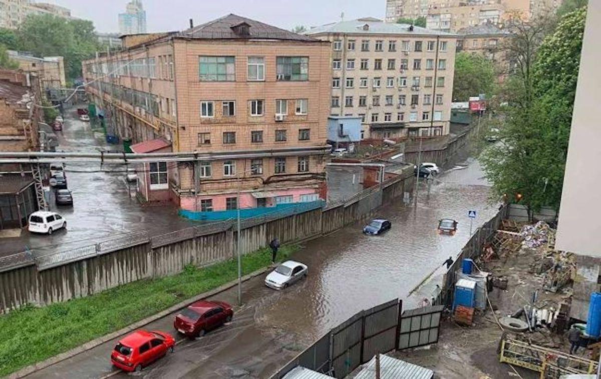 Вулицю Татарську затопило після дощу / Фото Київ Оперативний Вулицю Татарську затопило після дощу / Фото Київ Оперативний