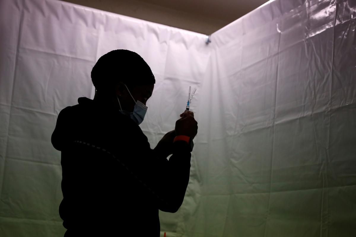 Миру спрогнозировали "выход" из пандемии коронавируса / иллюстрация REUTERS