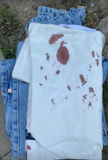 Борисова показала вимазані кров'ю речі доньки / фото t.me/Lshot Борисова показала вимазані кров'ю речі доньки / фото t.me/Lshot