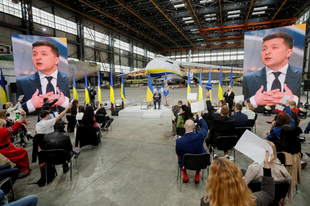 Зеленський на підсумковій прес-конференції на держпідприємстві «Антонов» відповідає на запитання журналістів на фоні літака Ан-124-100 «Руслан» / фото REUTERS Зеленський на підсумковій прес-конференції на держпідприємстві «Антонов» відповідає на запитання журналістів на фоні літака Ан-124-100 «Руслан» / фото REUTERS