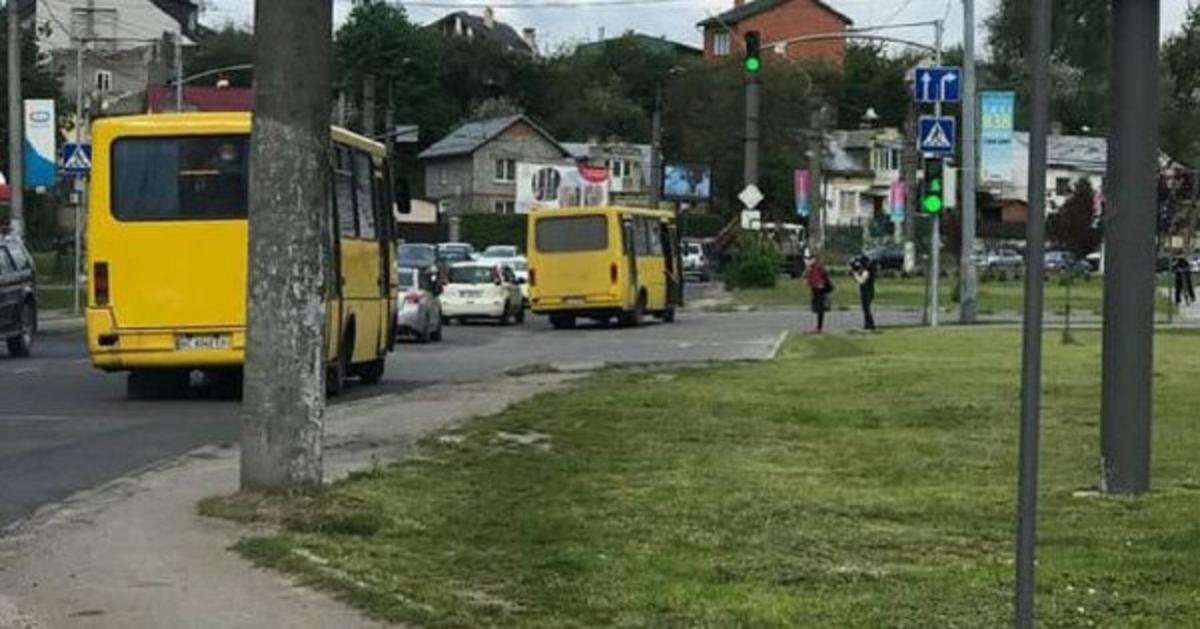 Постраждалий водій викликав на місце інциденту поліцію / фото zaxid.net Постраждалий водій викликав на місце інциденту поліцію / фото zaxid.net