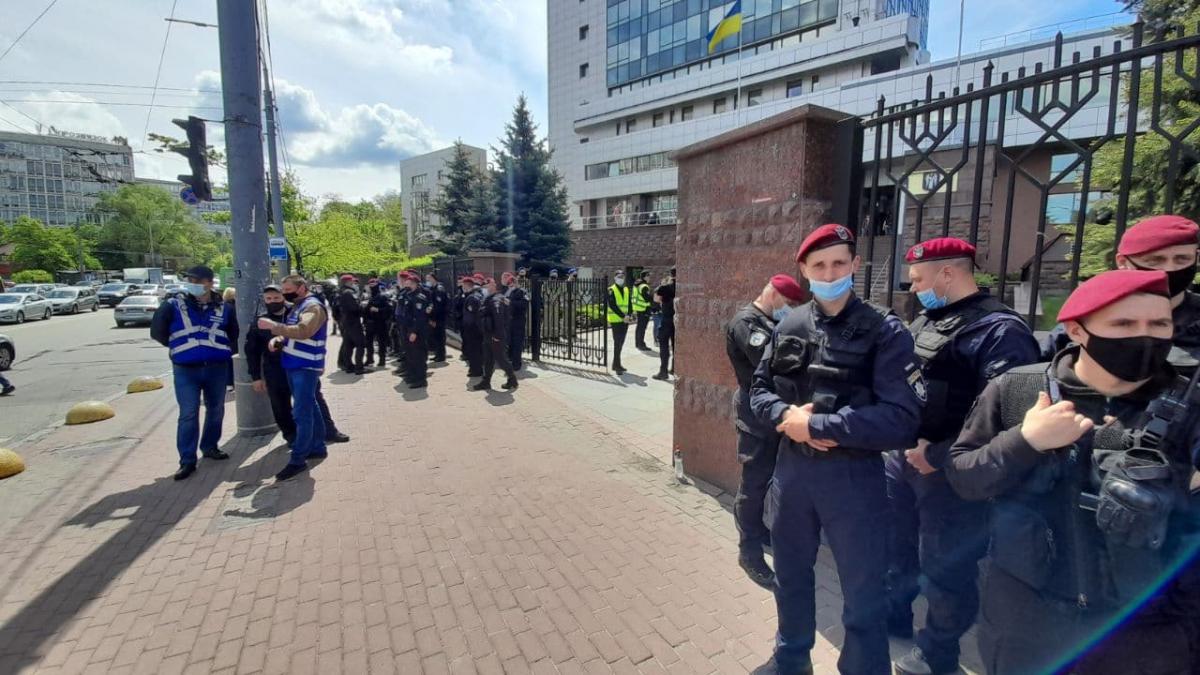 Поліція не перешкоджала встановленню апаратури / фото УНІАН / Дмитро Хилюк Поліція не перешкоджала встановленню апаратури / фото УНІАН / Дмитро Хилюк