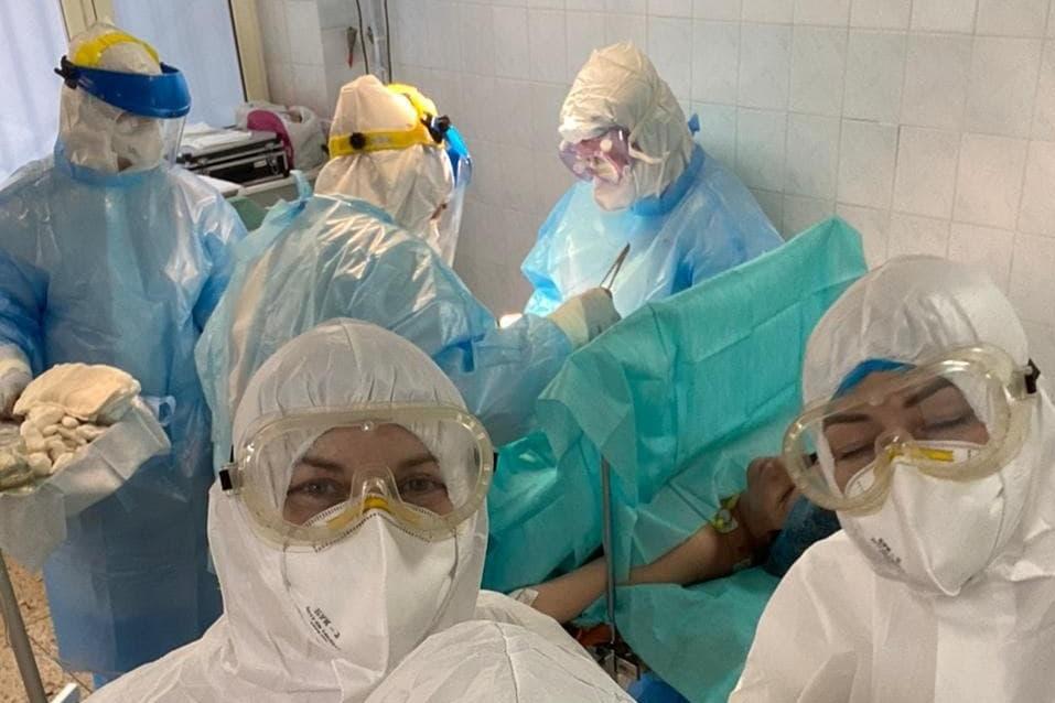 Лікарі врятували жінку і немовля \ фото Фейсбук Сергій Риженко Лікарі врятували жінку і немовля \ фото Фейсбук Сергій Риженко