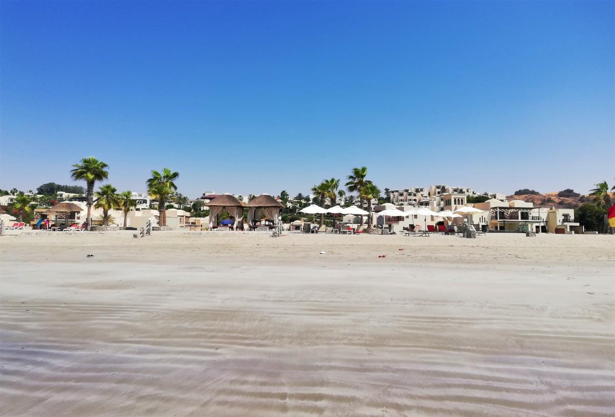ОАЭ славится своими пляжами, но летом здесь невыносимо жарко / фото Марина Григоренко