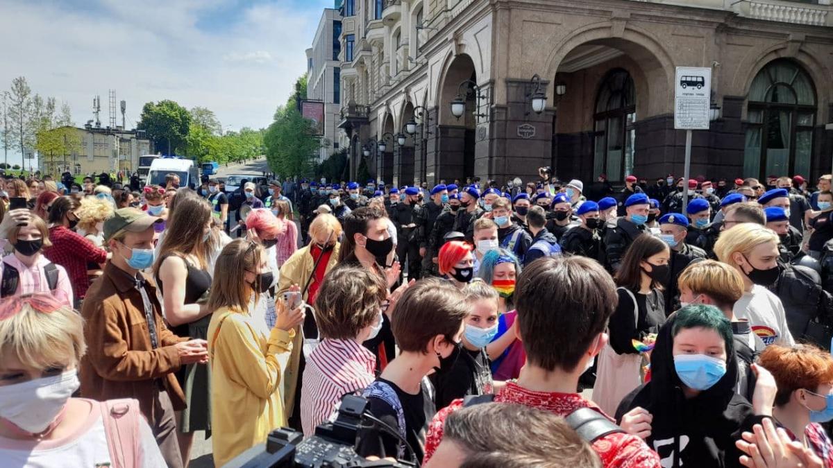 Акции сторонников и оппонентов трансгендеризма состоялись без нарушений общественного порядка / фото УНИАН / Дмитрий Хилюк Акции сторонников и оппонентов трансгендеризма состоялись без нарушений общественного порядка / фото УНИАН / Дмитрий Хилюк