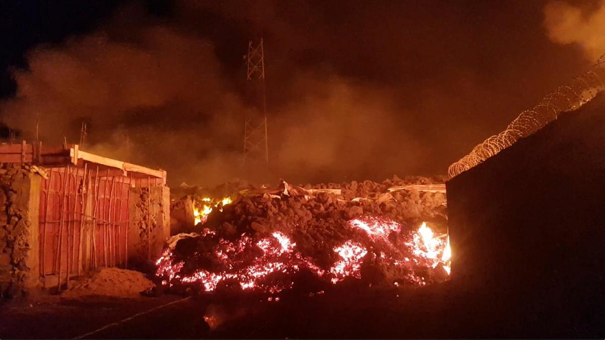 Тікаючи від лави, понад 3,5 тис. жителів Конго вже перетнули кордон країни з Руандою / фото REUTERS Тікаючи від лави, понад 3,5 тис. жителів Конго вже перетнули кордон країни з Руандою / фото REUTERS