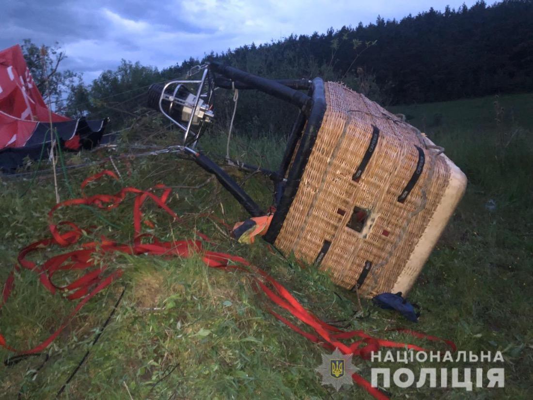 Один человек погиб и еще пятеро оказались в больнице из-за падения воздушного шара / фото Национальной полиции Один человек погиб и еще пятеро оказались в больнице из-за падения воздушного шара / фото Национальной полиции