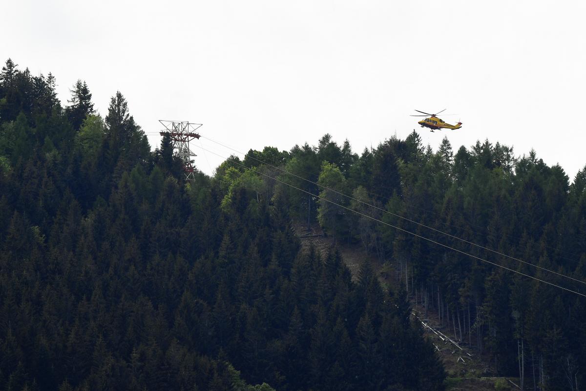 На місці інциденту досі працюють рятувальники / фото REUTERS На місці інциденту досі працюють рятувальники / фото REUTERS
