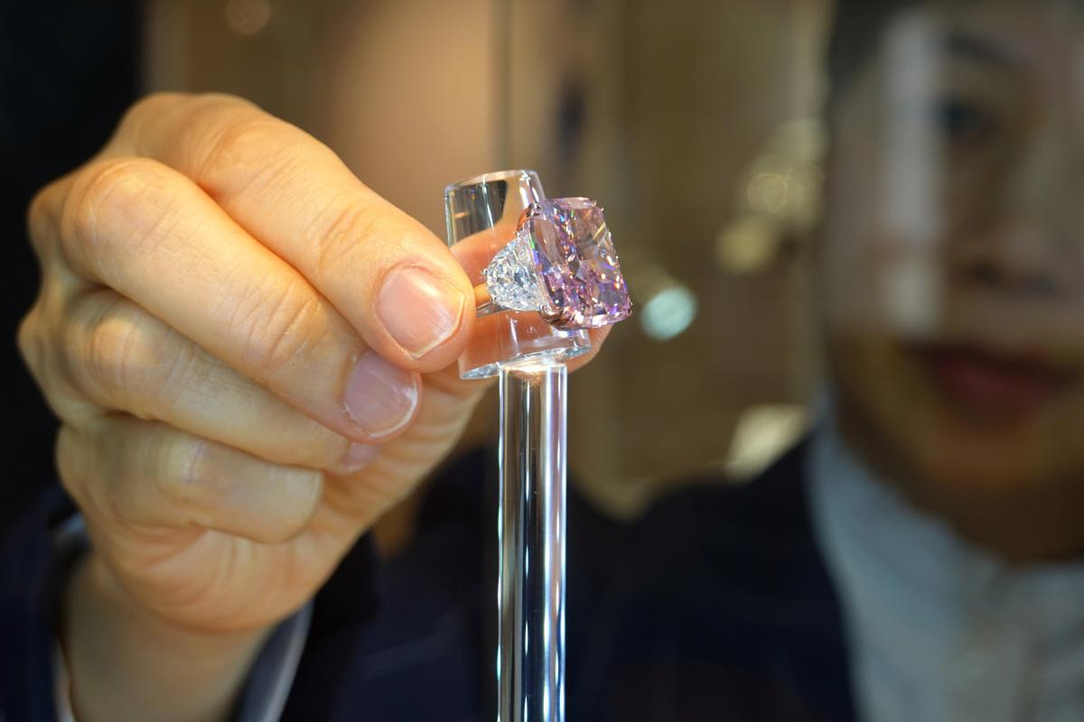 Нежно-розовый бриллиант "Сакура" продали с аукциона за 29 млн долларов / фото REUTERS