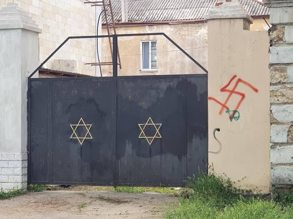 У Миколаєві намалювали свастику біля синагоги / фото ОЕОУ У Миколаєві намалювали свастику біля синагоги / фото ОЕОУ