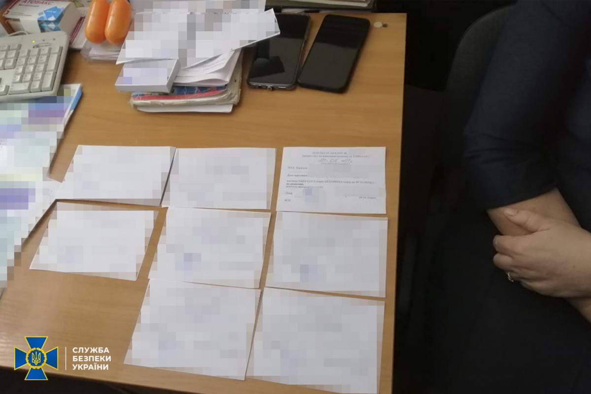 Вартість однієї довідки коливалася до тисячі гривень / фото СБУ Вартість однієї довідки коливалася до тисячі гривень / фото СБУ