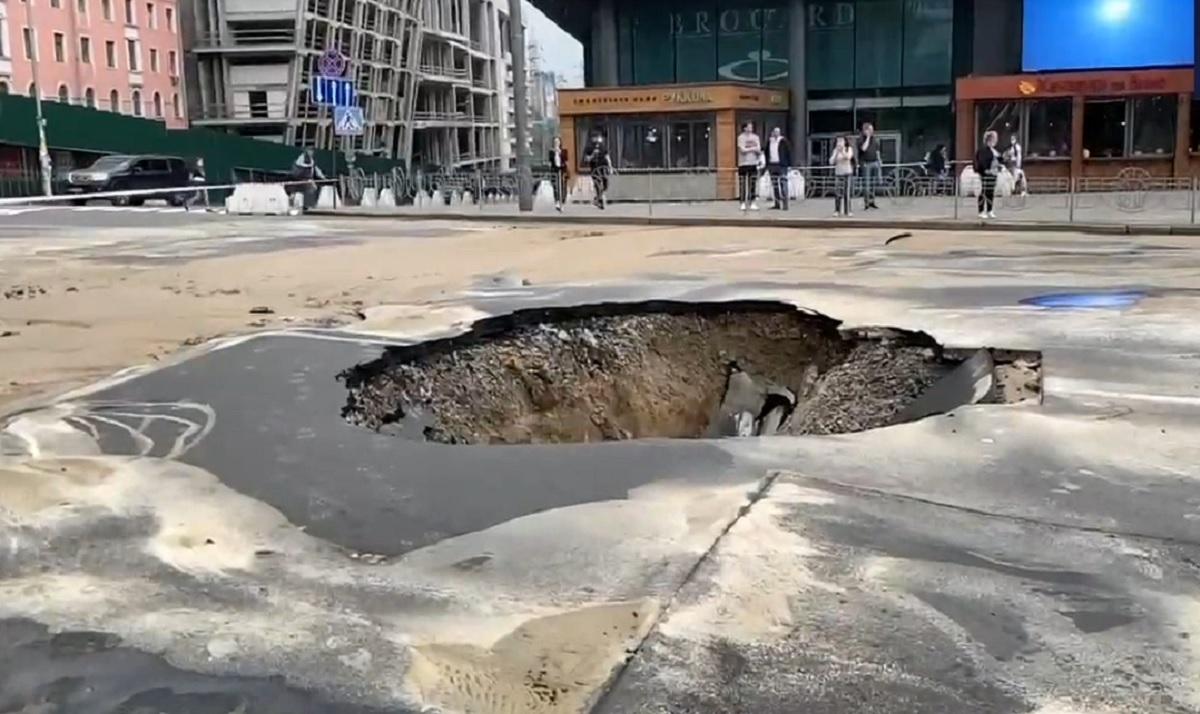 Очередная авария в Киеве / Скриншот из видео "Сегодня" Очередная авария в Киеве / Скриншот из видео "Сегодня"
