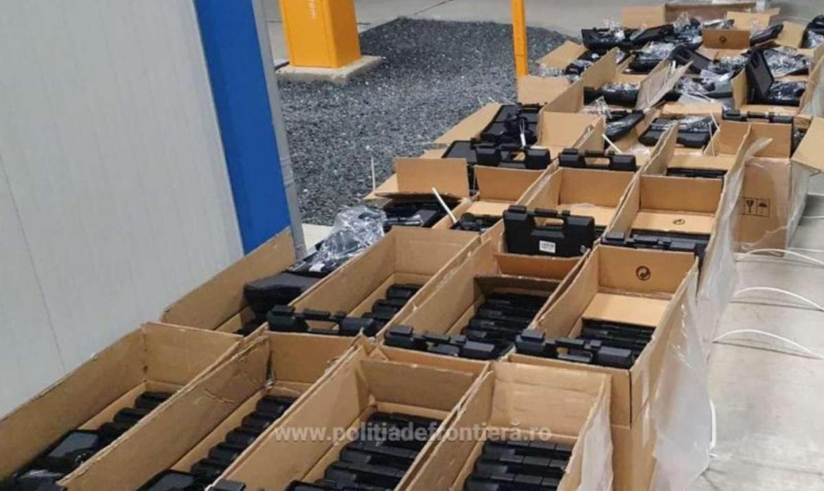 Зброя була захована у вантажівці з меблями / фото politiadefrontiera.re Зброя була захована у вантажівці з меблями / фото politiadefrontiera.re