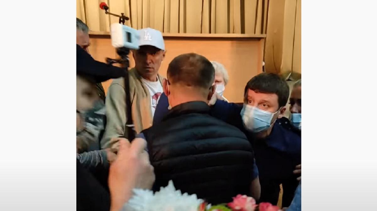 Потерпевшая громко заявила, что видит и фиксирует противоправные действия депутатов / Скриншот Потерпевшая громко заявила, что видит и фиксирует противоправные действия депутатов / Скриншот