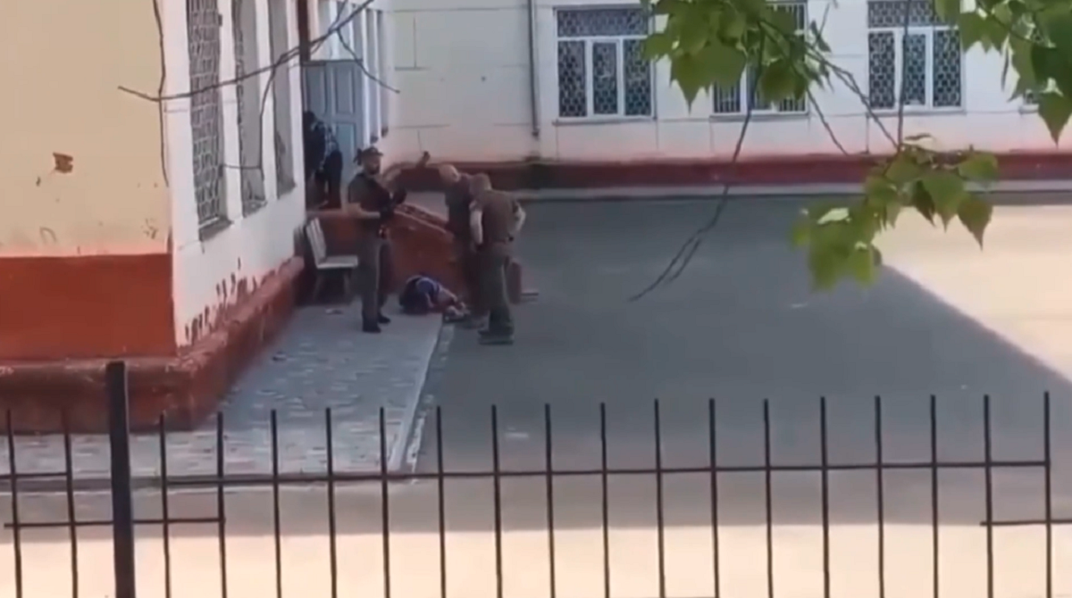 У Чорноморську працівники муніципальної варти застосували зброю біля будівлі школи / скріншот У Чорноморську працівники муніципальної варти застосували зброю біля будівлі школи / скріншот